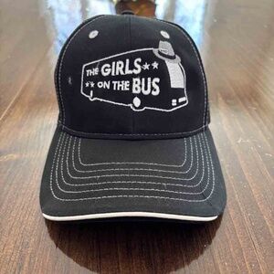Mes Ballcap, Girls on the Bus